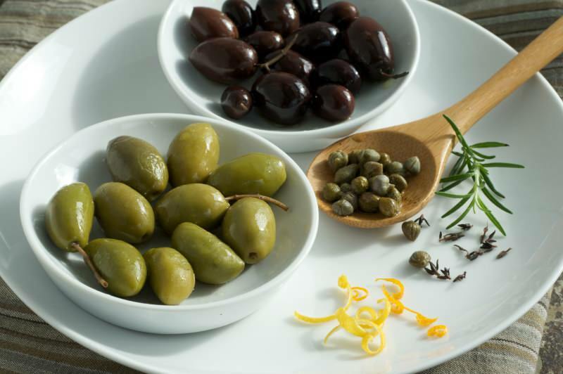 Jak rozpoznać fałszywe oliwki? Jak oliwka nabiera czarnego koloru? Aby przyciemnić oliwkę ...