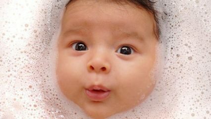 Dziecko połyka wodę podczas kąpieli! Jak podaje się noworodkowi kąpiel leczniczą?