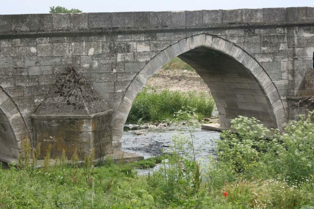 Kadry z mostu Sokullu Mehmeta Paszy