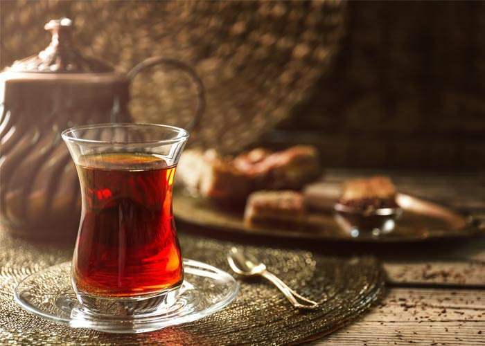 Czy picie herbaty w sahur jest spragnione?