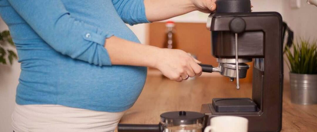 Pół filiżanki kawy dziennie w czasie ciąży skraca wzrost dziecka o 2 cm