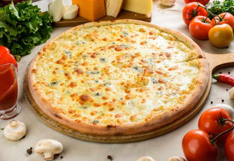 Jak zrobić pizzę z czterema serami? Najłatwiejsza pizza z czterech serów!