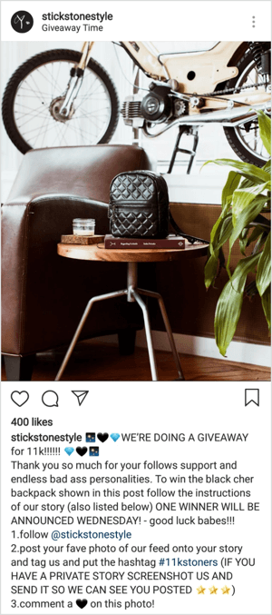 W tym przykładzie konkursu na Instagramie nagrodą jest skórzany plecak, który jest stosunkowo kosztowną nagrodą i wartym wysiłku, aby stworzyć post, aby wygrać.