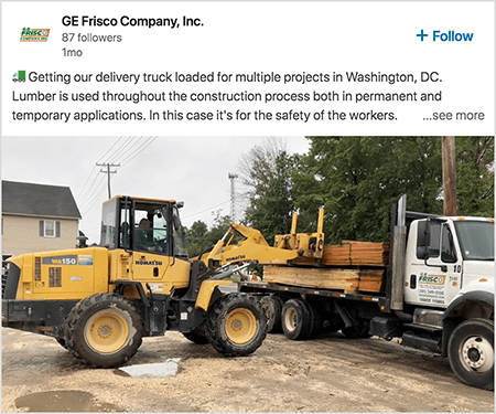 To jest zrzut ekranu wideo LinkedIn pokazujący prace budowlane. Film został opublikowany przez GE Frisco Company, Inc. Tekst wideo mówi: „Załadowanie naszej ciężarówki dostawczej dla wielu projektów w Waszyngtonie. Tarcica jest wykorzystywana w całym procesie budowlanym, zarówno w zastosowaniach stałych, jak i tymczasowych. W tym przypadku jest to dla bezpieczeństwa pracowników ”. Na obrazie wideo wózek widłowy ładuje drewno na ciężarówkę z platformą.