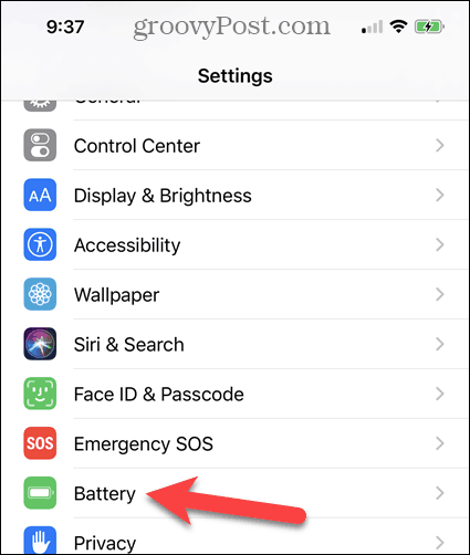 Dotknij Bateria na ekranie ustawień iPhone'a.