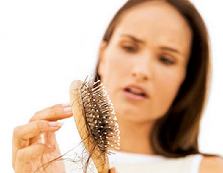 Czy drapanie włosów zapobiega wypadaniu?