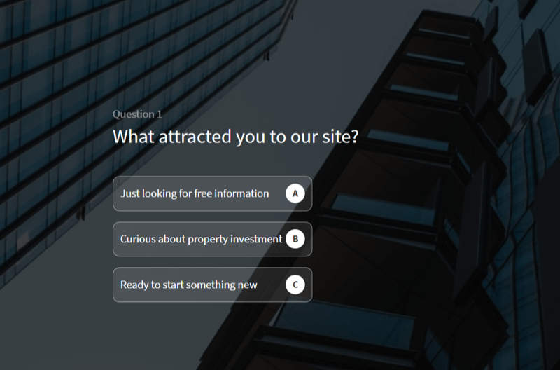 przykład quizu internetowego używanego do kwalifikowania potencjalnych klientów w witrynie firmy szkoleniowej zajmującej się inwestycjami w nieruchomości