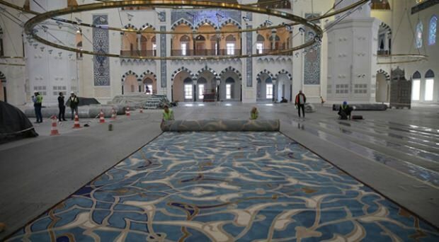 Wyłożono dywany meczetu Çamlıca