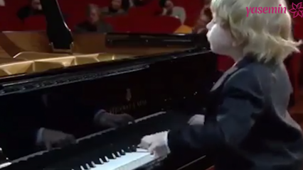 Moment, w którym mały pianista zemdlał podczas występu!
