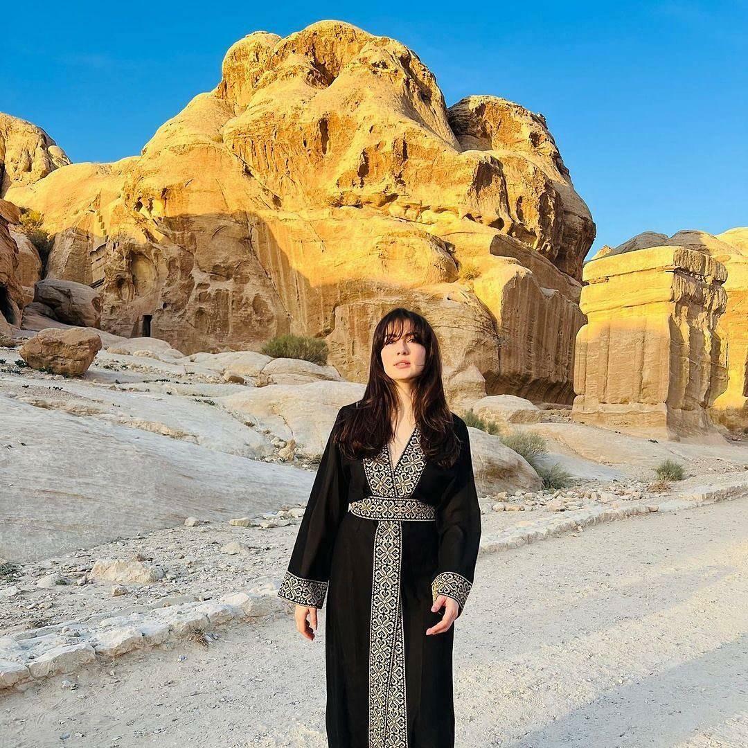 Burcu Özberk pojawiła się w Jordanii ze swoim nowym wizerunkiem.