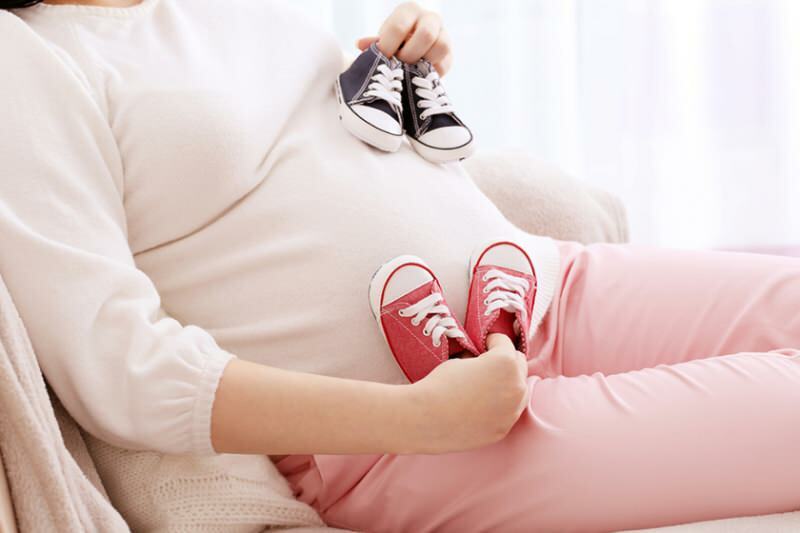 Jak powstaje ciąża bliźniacza? Objawy ciąży bliźniaczej