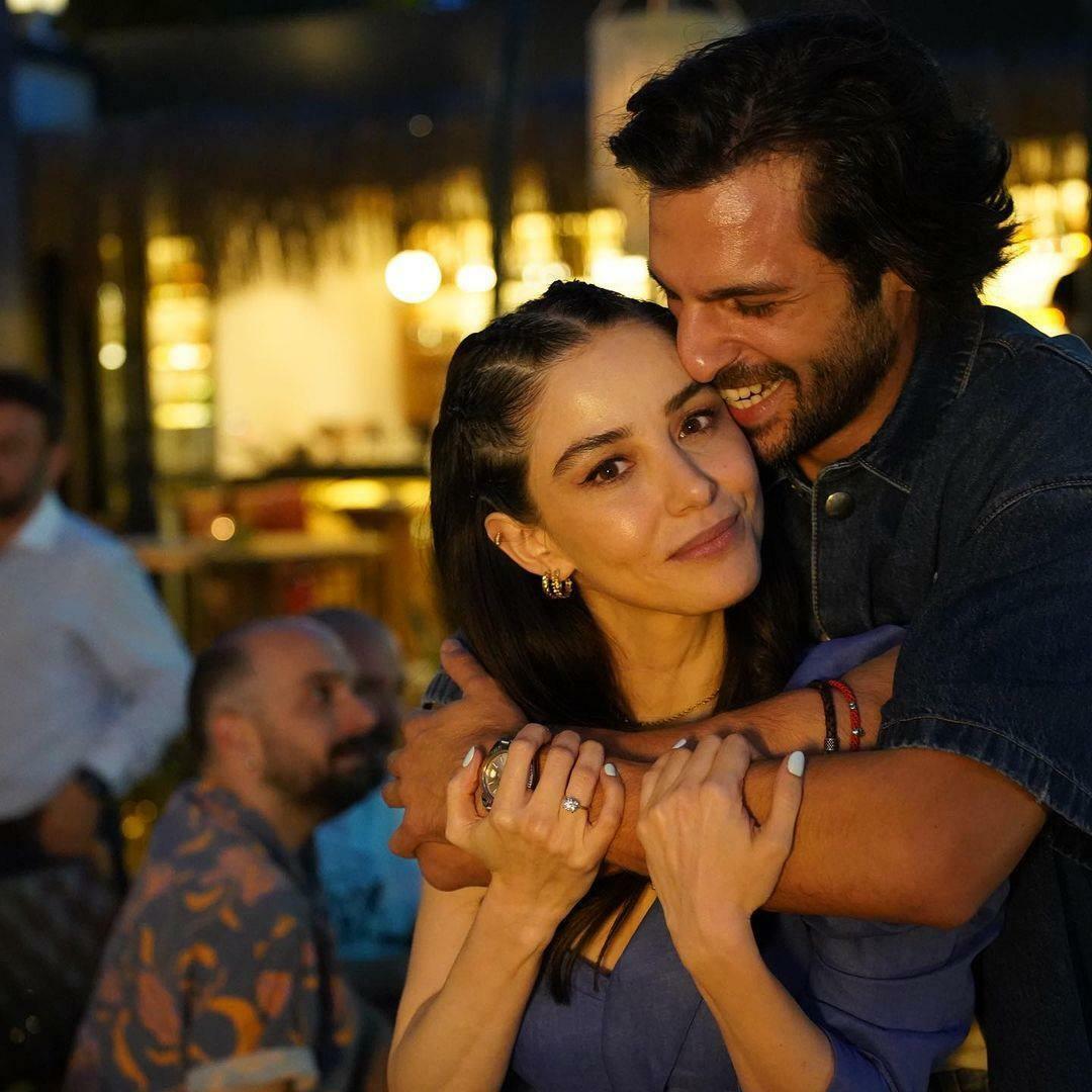 Prezent ślubny Özge Gürela i Serkana Çayoğlu od ich fanów wywołał u nich uśmiech