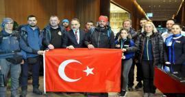 Słowa pochwały od zagranicznych ekip poszukiwawczych i ratowniczych dla Turków: spali na ulicy całymi dniami!