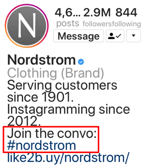 Przykład prawidłowego użycia hashtagu w bio na Instagramie.
