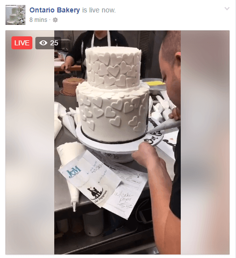 Ta transmisja na żywo pozwala widzom zobaczyć, jak piekarnia zdobi ciasta weselne.