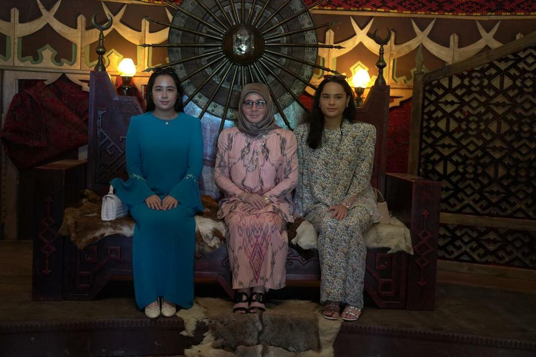 Królowa Malezji odwiedziła plan serialu „Establiment Osman – News 7 KULTURA”.