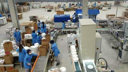 Wszyscy pracownicy tej fabryki od pakowania do załadunku to kobiety!