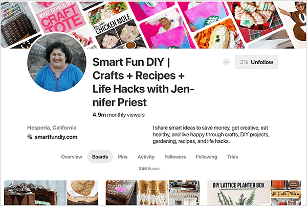 To jest zrzut ekranu profilu Jennifer Priest na Pinterest z wybraną kartą Tablice. Obraz baneru u góry jest połączeniem obrazów pinezek nachylonych po przekątnej. Nagłówek jej profilu to „Inteligentna zabawa dla majsterkowiczów | Crafts + Recipes + Life Hacks with Jennifer Priest ”. Opis mówi: „Dzielę się inteligentnymi pomysłami, aby zaoszczędzić pieniądze, wykazać się kreatywnością, zdrowo się odżywiać i żyć szczęśliwie dzięki rzemiosłu, Projekty DIY, ogrodnictwo, przepisy kulinarne i triki ”. Statystyki mówią, że jej profil ma 4,9 mln widzów miesięcznie i 256 deski. Szary przycisk w prawym górnym rogu wskazuje, że ma 31 tys. Obserwujących i jest oznaczony jako Przestań obserwować czarnymi literami. Inne szczegóły wskazują, że jest w Hesperii w Kalifornii, a jej witryna to smartfundiy.com.
