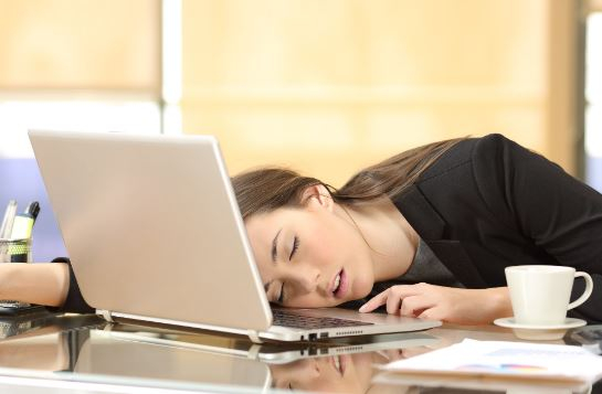 nagłe ataki snu w środowisku pracy mogą powodować nadmierną chorobę snu