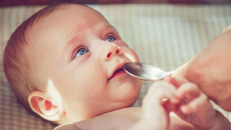 Czy dziecko powinno otrzymywać wodę niemowlętom karmionym mieszanką?