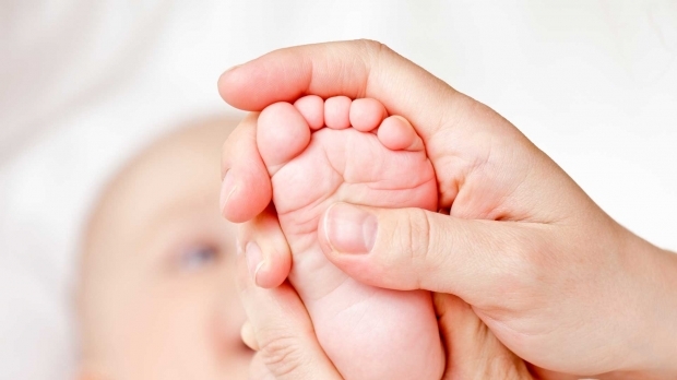 Dlaczego krew pięty jest pobierana u niemowląt? Wymagania dotyczące badania krwi pięty u niemowląt