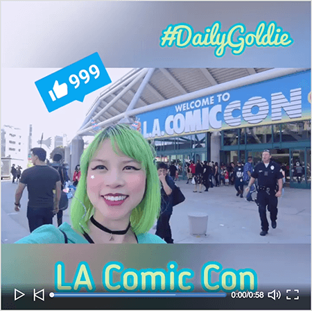 To jest zrzut ekranu wideo Goldie Chan LinkedIn z ekranem startowym. Film został nakręcony poziomo na smartfonie i przekształcony w kwadratowy film z rozmytymi paskami nad i pod filmem. Początkowy obraz wideo przedstawia Goldie przed centrum konferencyjnym LA Comic Con. Goldie pojawia się od ramion w górę. Jest Azjatką o zielonych włosach. Ma na sobie makijaż, czarny naszyjnik choker i turkusową koszulę. W obszarze letterbox nad filmem #DailyGoldie pojawia się jasnozieloną czcionką z turkusową obwódką. Ikona LinkedIn Like z numerem 999 pojawia się w niebieskim polu nad głową Goldie. W obszarze letterbox pod filmem tekst „LA Comic Con” jest wyświetlany jasnozieloną czcionką szeryfową san z turkusową obwódką.