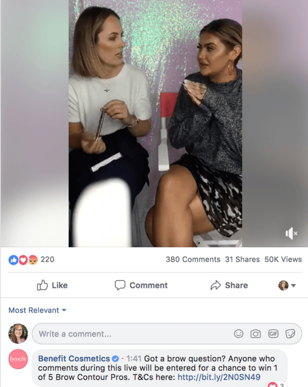 Przykład Facebooka na żywo z Benefit Cosmetics z konkursem w komentarzach.