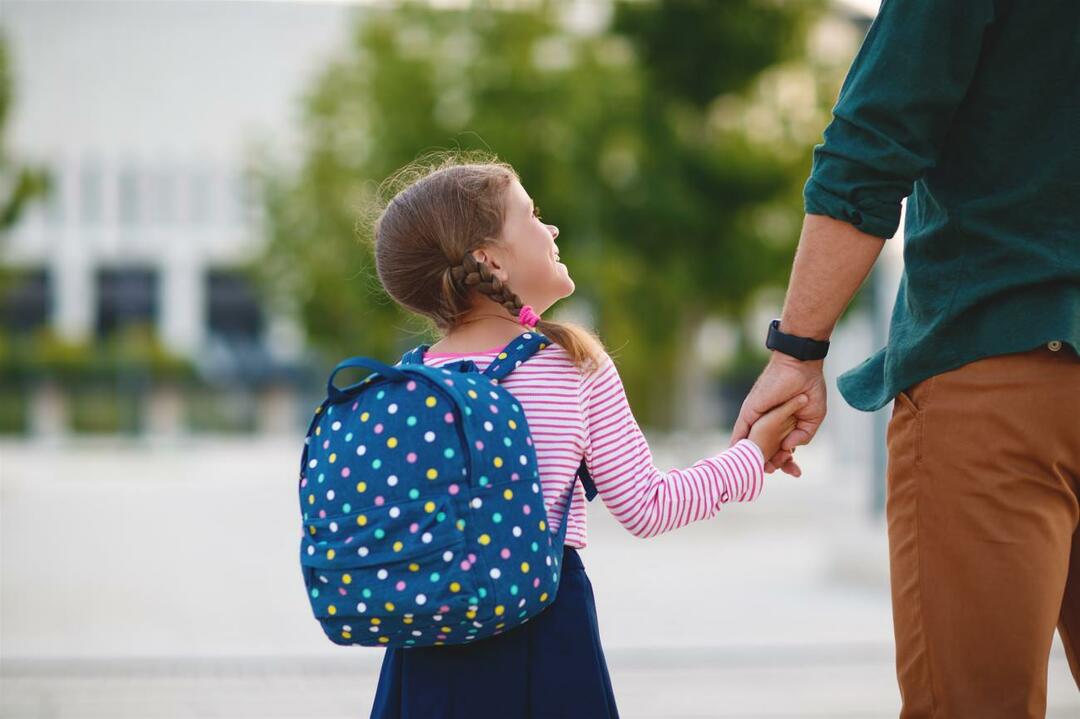 Jak należy traktować dzieci pierwszego dnia w szkole?