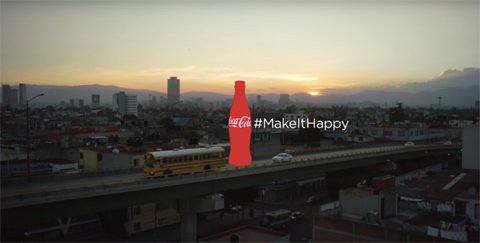 billboard z hashtagiem coca-cola