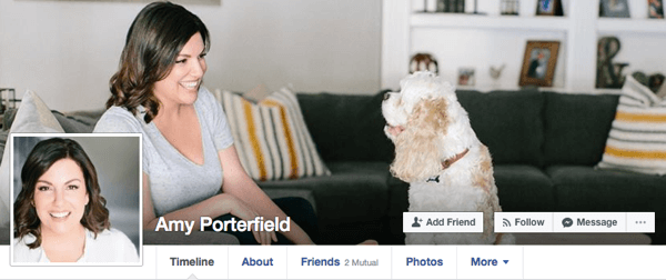 Amy Porterfield używa zwykłych zdjęć do swojego osobistego profilu na Facebooku, który nadal działałby w kontekstach biznesowych.