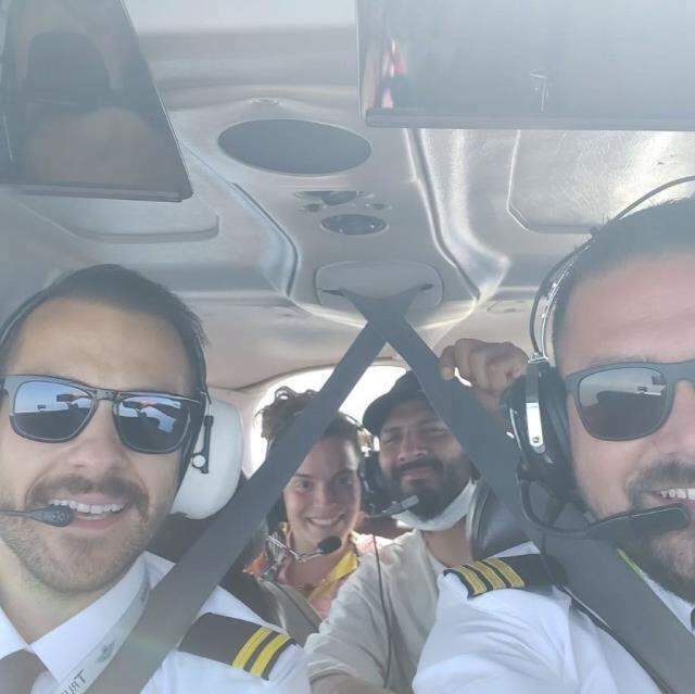 Pilot Ümit Erdim podczas swojej pierwszej podróży poleciał słynnymi nazwiskami! Oğuzhan Koç i Demet Özdemir ...
