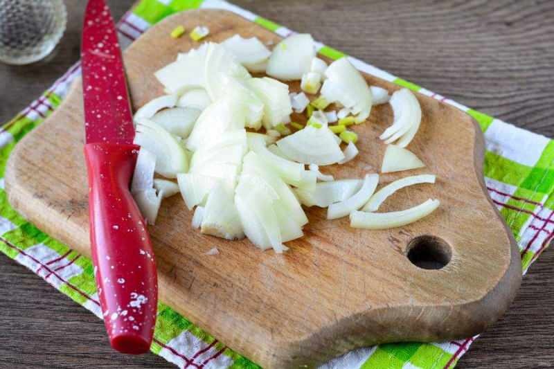 Jak posiekać cebulę? Jakie są sztuczki do siekania cebuli
