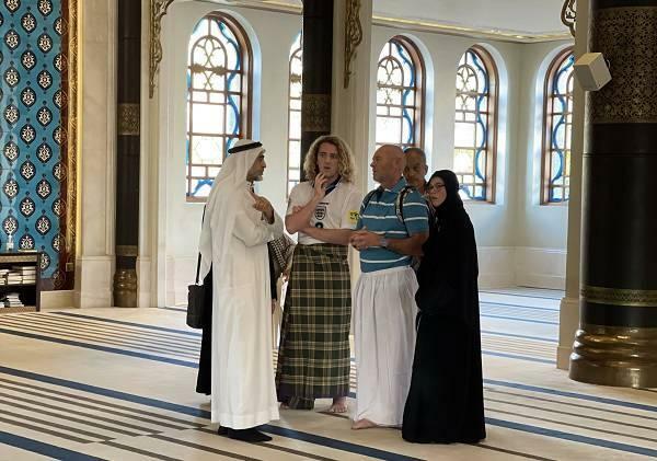 Turyści w Katarze poznają piękno islamu