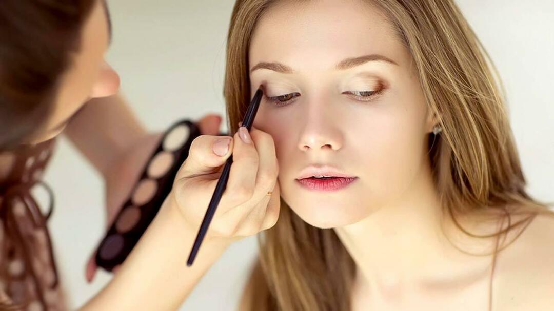 Jak zrobić idealny makijaż? Zabłyśnij przez cały dzień dzięki 10 produktom