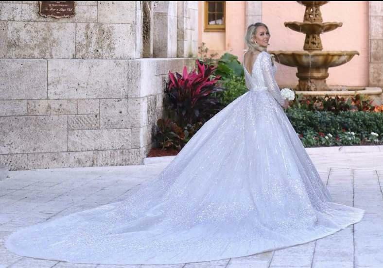 Suknia ślubna Tiffany Trump z długim welonem była bardzo popularna