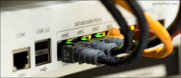 Kable Ethernet podłączone do przełącznika sieciowego