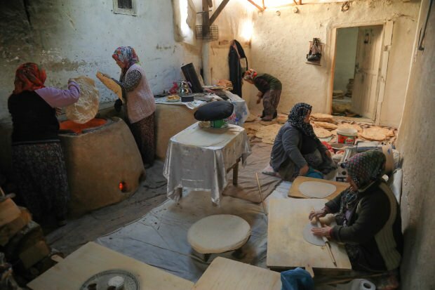 Kobiety robiące chleb tandoor
