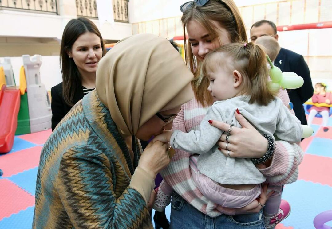 Emine Erdoğan spotkała się z osieroconymi dziećmi przywiezionymi z Ukrainy