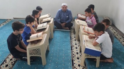 Imam Necmettin niedowidzący uczy dzieci Koranu!