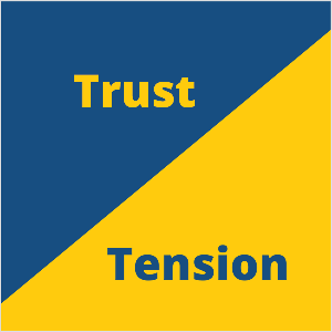 To jest kwadratowa ilustracja marketingowej koncepcji zaufania i napięcia Setha Godina. Kwadrat to niebieski trójkąt w lewym górnym rogu i żółty trójkąt w prawym dolnym rogu. W niebieskim trójkącie żółty tekst mówi Trust. W żółtym trójkącie niebieski tekst mówi Napięcie.
