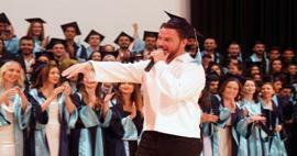 Sinan Akçıl wiatr na Morzu Egejskim! Słynna piosenkarka podzieliła radość świeżo upieczonych absolwentów