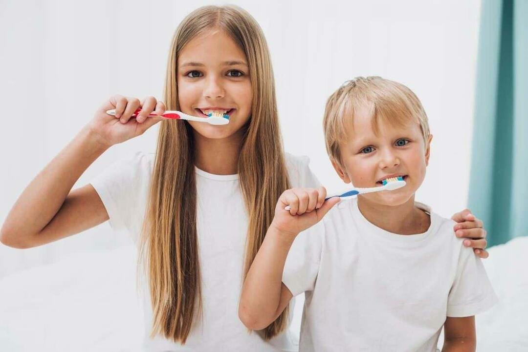 Kiedy dzieci powinny otrzymać opiekę stomatologiczną? Jak powinna wyglądać opieka stomatologiczna nad dziećmi w wieku szkolnym?