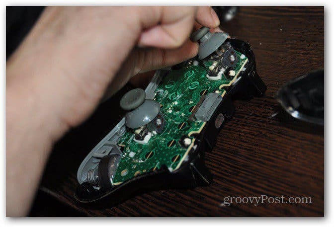 Zmień analogowe pałeczki kontrolera Xbox 360 zdejmuj stare drążki
