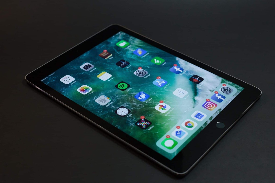 iPad na czarnym stole