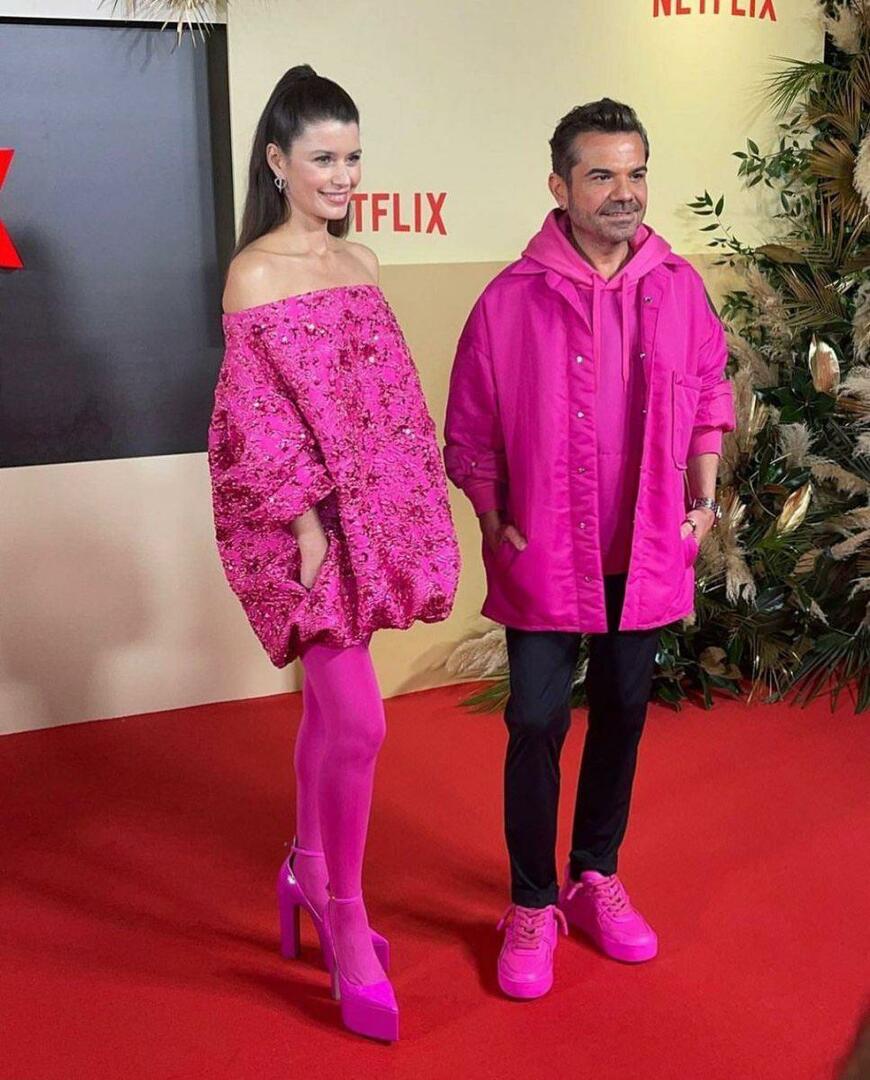Beren Saat i Kenan Doğulu wstrząsnęli mediami społecznościowymi swoją różową kombinacją