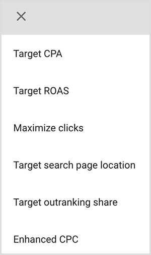 To jest zrzut ekranu przedstawiający menu opcji kierowania w Google Ads. Dostępne opcje to Docelowy CPA, Docelowy ROAS, Maksymalizuj liczbę kliknięć, Docelowa lokalizacja na stronie wyszukiwania, Docelowy udział wygranych aukcji, Ulepszony CPC. Mike Rhodes mówi, że inteligentne opcje kierowania w Google Ads wykorzystują sztuczną inteligencję do znajdowania osób o odpowiednich zamiarach dla Twojej reklamy.