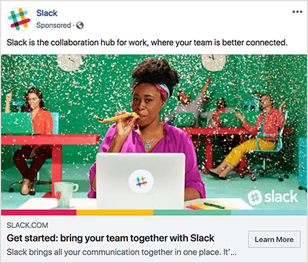 To jest zrzut ekranu reklamy Slacka na Facebooku. Tekst reklamy mówi: „Slack to centrum współpracy w pracy, w którym Twój zespół jest lepiej połączony”. Na obrazie reklamy czarna kobieta siedzi przy biurku z szarym laptopem. Jej włosy są krótkie i spięte kolorową opaską. Ma na sobie bluzkę w kolorze fuksji i turkusowy naszyjnik i przedmuchuje żółty hałaśliwca. W tle inni ludzie siedzą przy biurkach i noszą kolorowe ubrania. Biuro jest pomalowane na jasnozielony kolor, az sufitu spada konfetti. Talia Wolf zaleca używanie w reklamach takich zdjęć, które pokazują surowe emocje.
