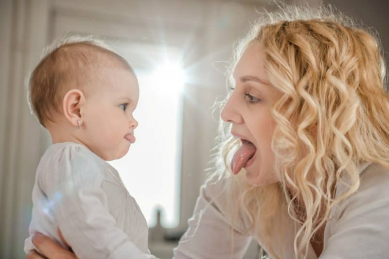 Dlaczego język łączy się u niemowląt? Objawy wiązania języka u niemowląt