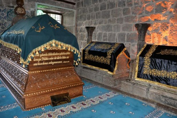 Kobiety Diyarbakir robią na grobach proroków
