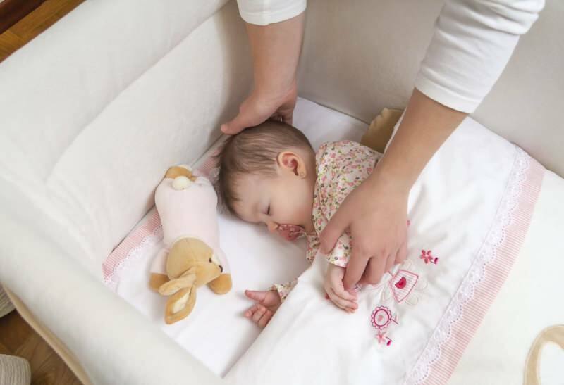 Metody depozytu dla noworodków! Czy dzieci należy położyć na boku?